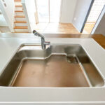 【キッチン／シンク】シンクの排水が隅についているので、洗い物などの作業のスペースを広く使える設計になっています。