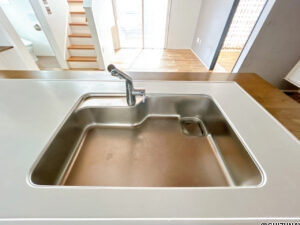 【キッチン／シンク】シンクの排水が隅についているので、洗い物などの作業のスペースを広く使える設計になっています。