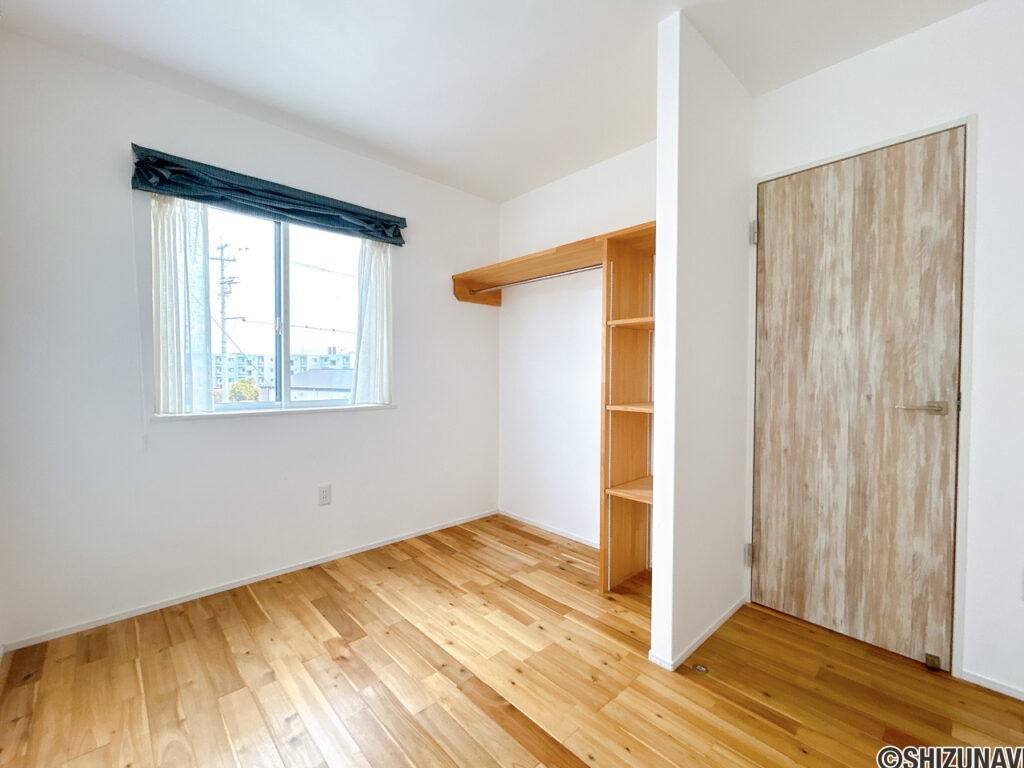 【2階10.5帖洋室　東側】2階洋室の東側スペースです。オープン収納付きです。