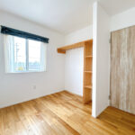 【2階10.5帖洋室　東側】2階洋室の東側スペースです。オープン収納付きです。