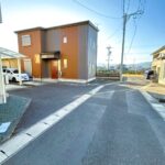 東側から見た前面道路