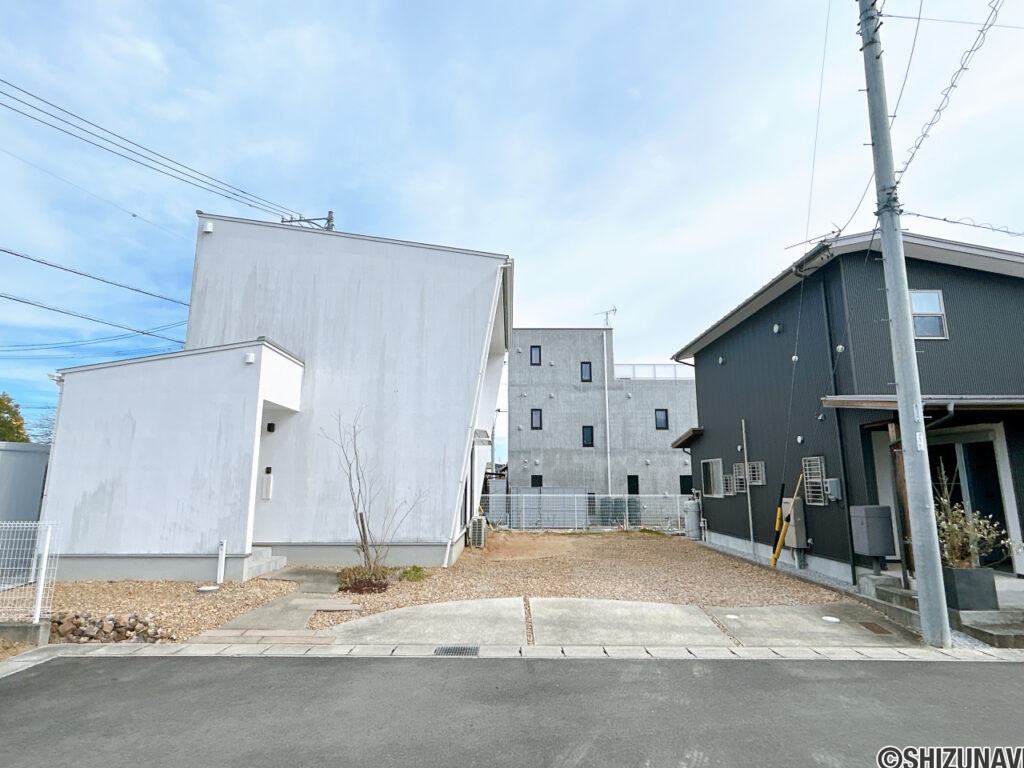 【庭・駐車場】駐車場は最大4台停車可能です。