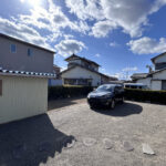 【リフォーム前／庭】駐車場兼お庭スペースは、南側に開けているので日当たり良好です。