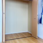 南東角洋室収納になります。