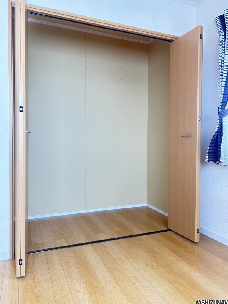 南東角洋室収納になります。