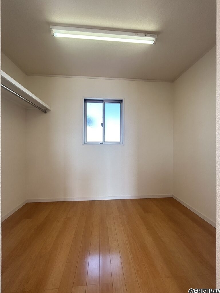 南西角主寝室にございますWICになります。