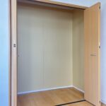 北東角地洋室の収納になります。