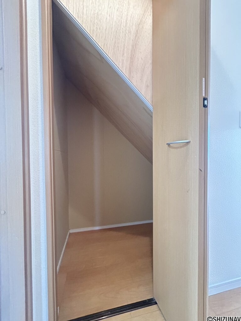 階段下を活かした収納スペースになります。