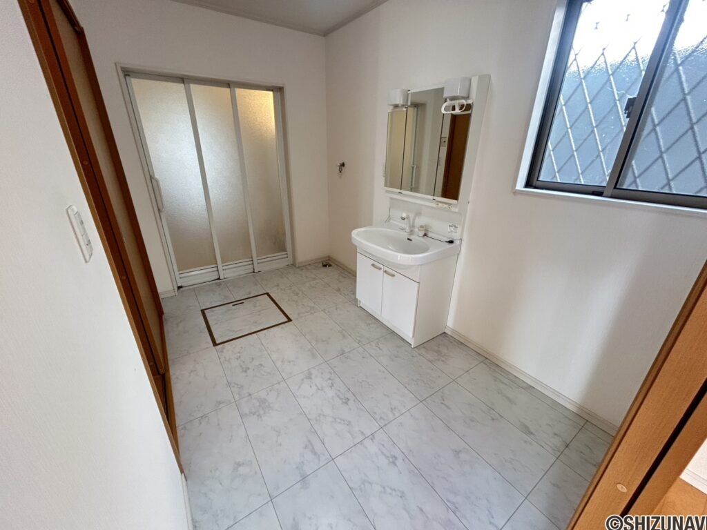 洗面所になります。洗濯機、リネンスペースを確保しても余裕がございます。