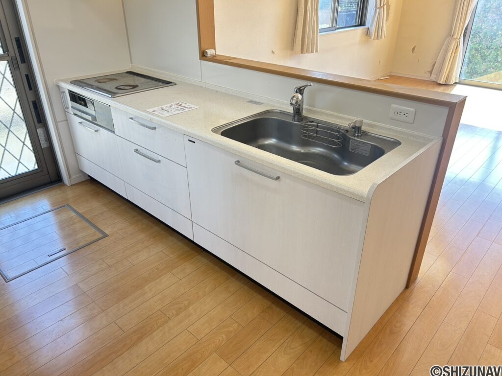 キッチンになります。IH3口クッキングヒーター付でございます。