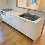 キッチンになります。IH3口クッキングヒーター付でございます。