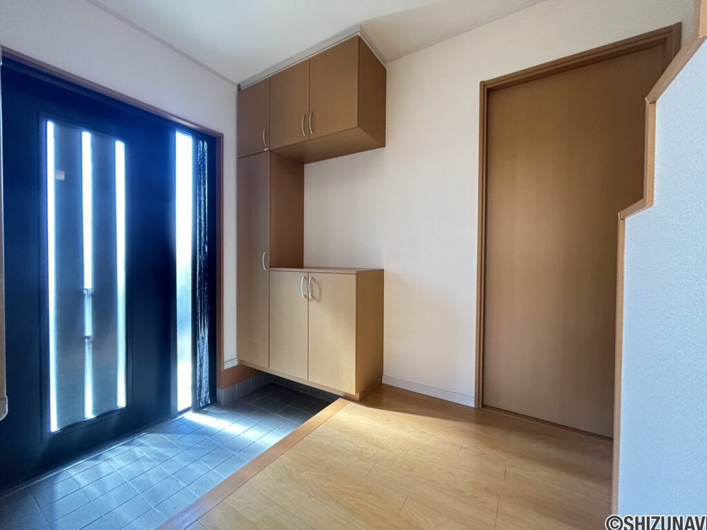 玄関内になります。土間スペース、収納量余裕のある大きさになっております。