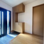 玄関内になります。土間スペース、収納量余裕のある大きさになっております。