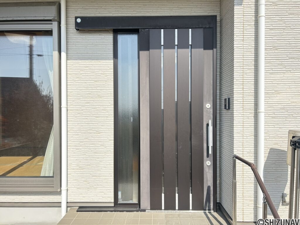 玄関外になります。横開きになります。