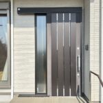 玄関外になります。横開きになります。