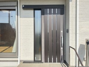 玄関外になります。横開きになります。