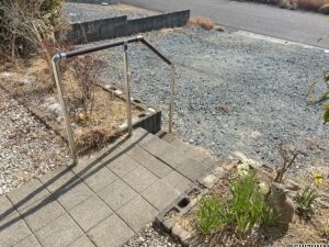 玄関アプローチになります。手すりもございます。