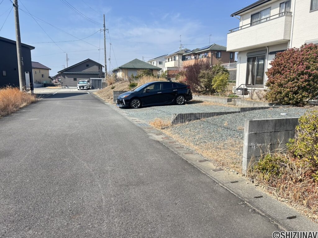 東側から撮影した前面道路になります。