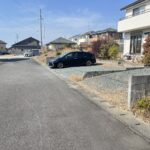 東側から撮影した前面道路になります。