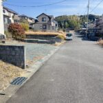 西側から撮影した前面道路になります。