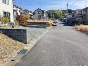 西側から撮影した前面道路になります。
