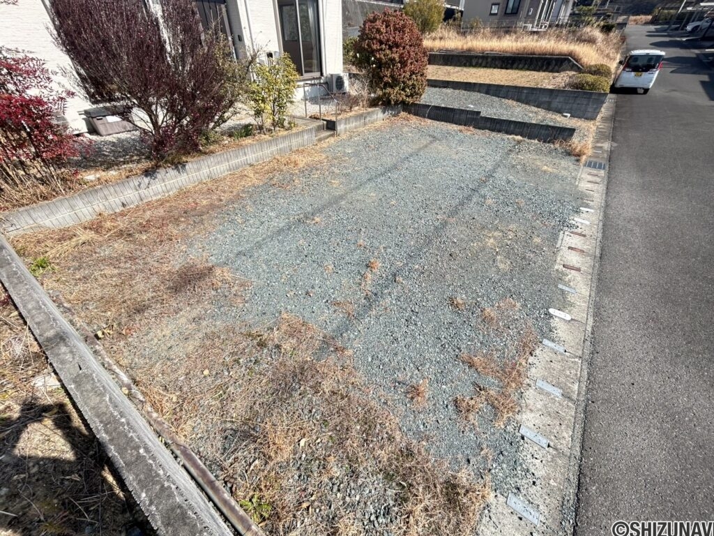 駐車場になります。車種にもよりますが並列4台駐車可能でございます。