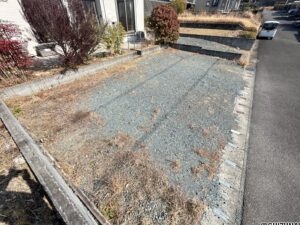 駐車場になります。車種にもよりますが並列4台駐車可能でございます。