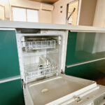 【キッチン／食洗器】キッチンにはビルトインの食洗器がついています。忙しい家事時間を短縮できそうですね。