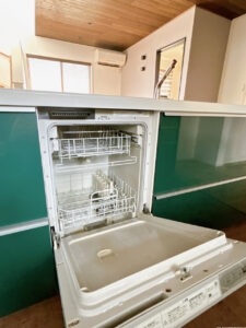 【キッチン／食洗器】キッチンにはビルトインの食洗器がついています。忙しい家事時間を短縮できそうですね。