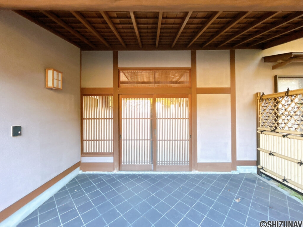 【母屋玄関外観】