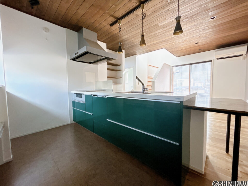 【キッチン】キッチンはクリーニングいたします。カウンター付きの対面キッチンなので、ご家族が集まりやすい空間になりますね。