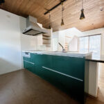 【キッチン】キッチンはクリーニングいたします。カウンター付きの対面キッチンなので、ご家族が集まりやすい空間になりますね。