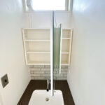 【1階洗面台／収納】1階洗面台の2面鏡はどちらも背面が収納になっています。