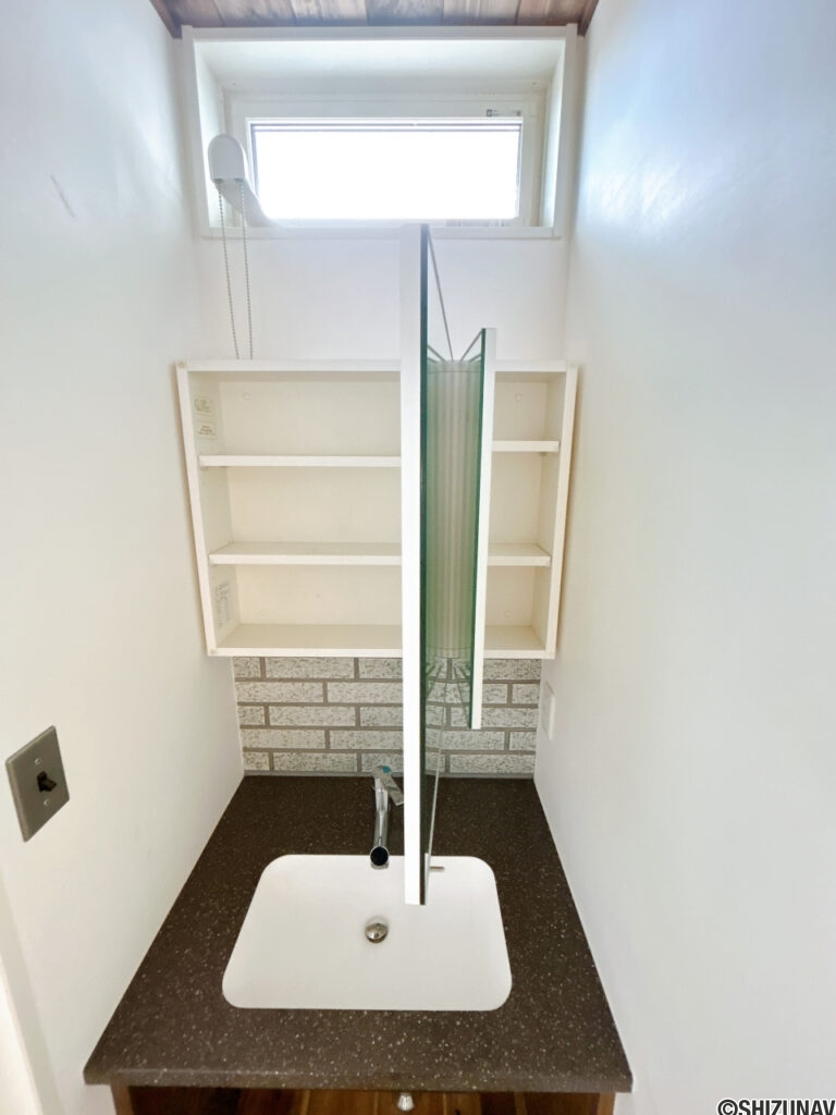 【1階洗面台／収納】1階洗面台の2面鏡はどちらも背面が収納になっています。