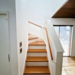 【階段】リビングイン階段になっています。一部吹き抜けで明るい陽射しが入ります。