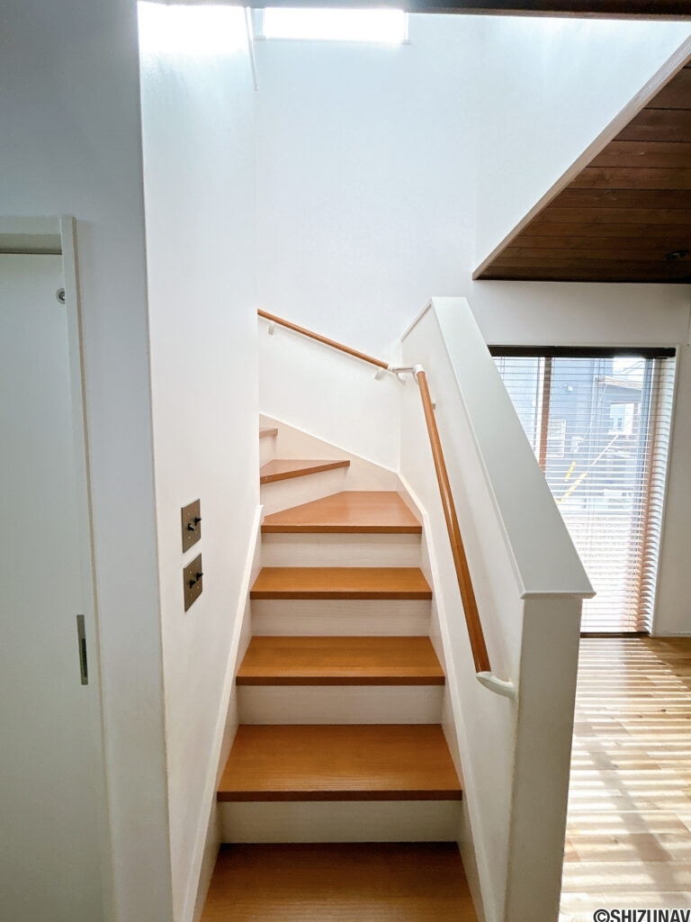 【階段】リビングイン階段になっています。一部吹き抜けで明るい陽射しが入ります。