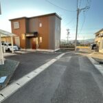 東側から見た前面道路