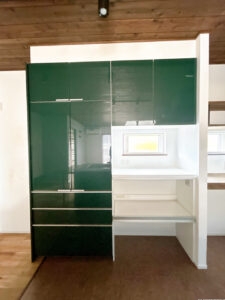 【キッチン／背面カップボード】スライドキャビネット付きのカップボードが備え付けられています。コンセントも複数口あるので、電子レンジや炊飯器をまとめて置けますね。