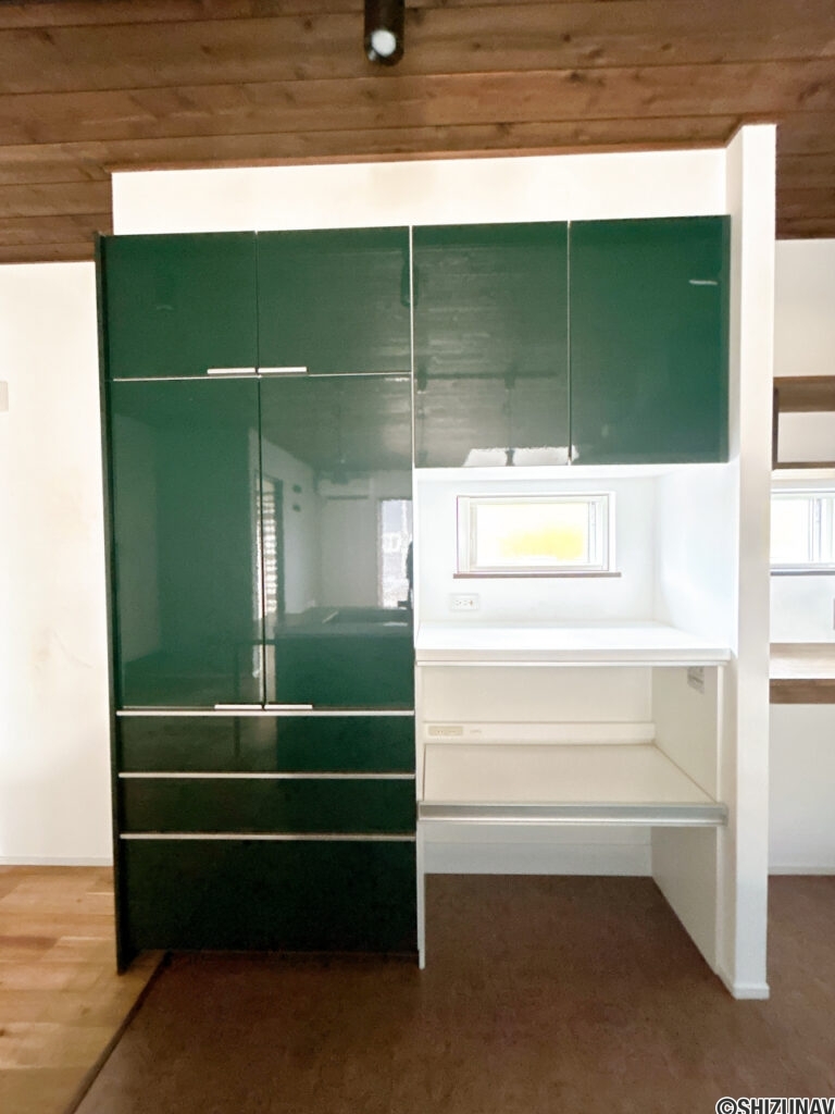 【キッチン／背面カップボード】スライドキャビネット付きのカップボードが備え付けられています。コンセントも複数口あるので、電子レンジや炊飯器をまとめて置けますね。