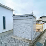 【車庫】敷地北側には車庫がついています。自転車やバイクをご利用のお客様はぜひご活用ください。