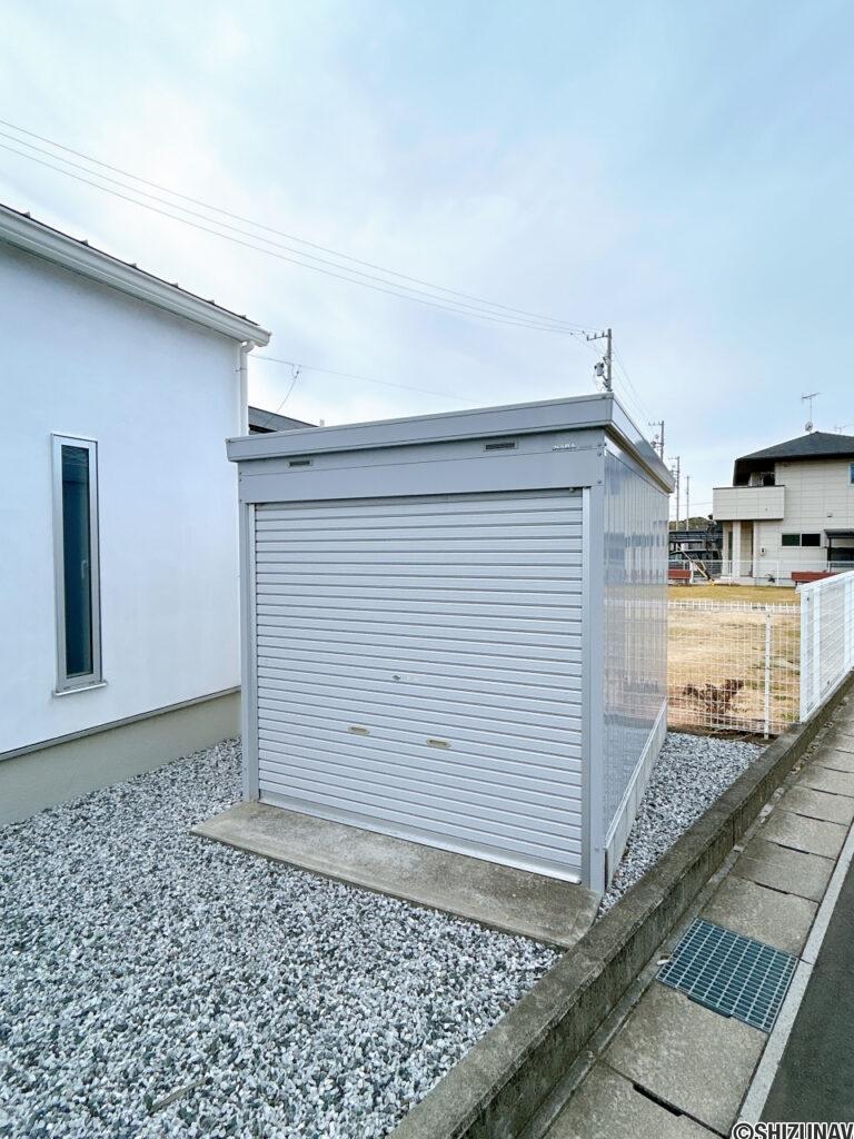 【車庫】敷地北側には車庫がついています。自転車やバイクをご利用のお客様はぜひご活用ください。