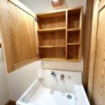 洗面台鏡の裏にも収納があります！