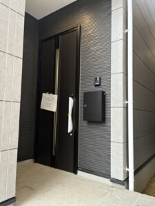 玄関外　玄関扉が壁に隠れているためプライバシーが確保されてます！