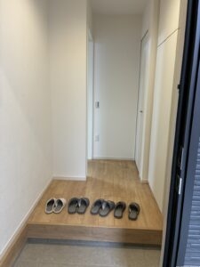 白を基調とした玄関