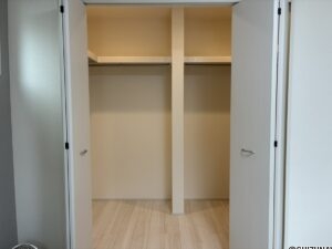 一階洋室　大きな収納があります