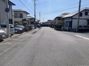 前面道路(本物件北側から撮影)