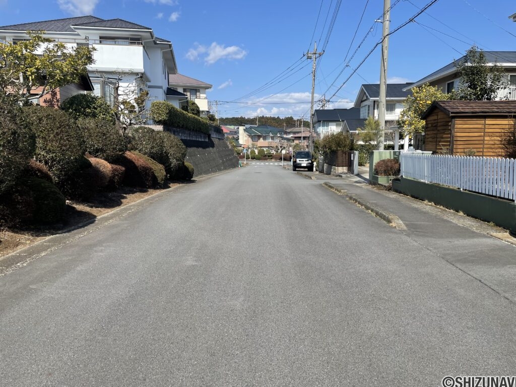 前面道路(本物件南側から撮影)