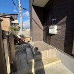 玄関3段高くしています