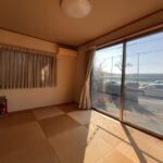 リビング横の和室です。南側に大きめの窓があるので日当たりが良いです。