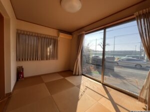 リビング横の和室です。南側に大きめの窓があるので日当たりが良いです。